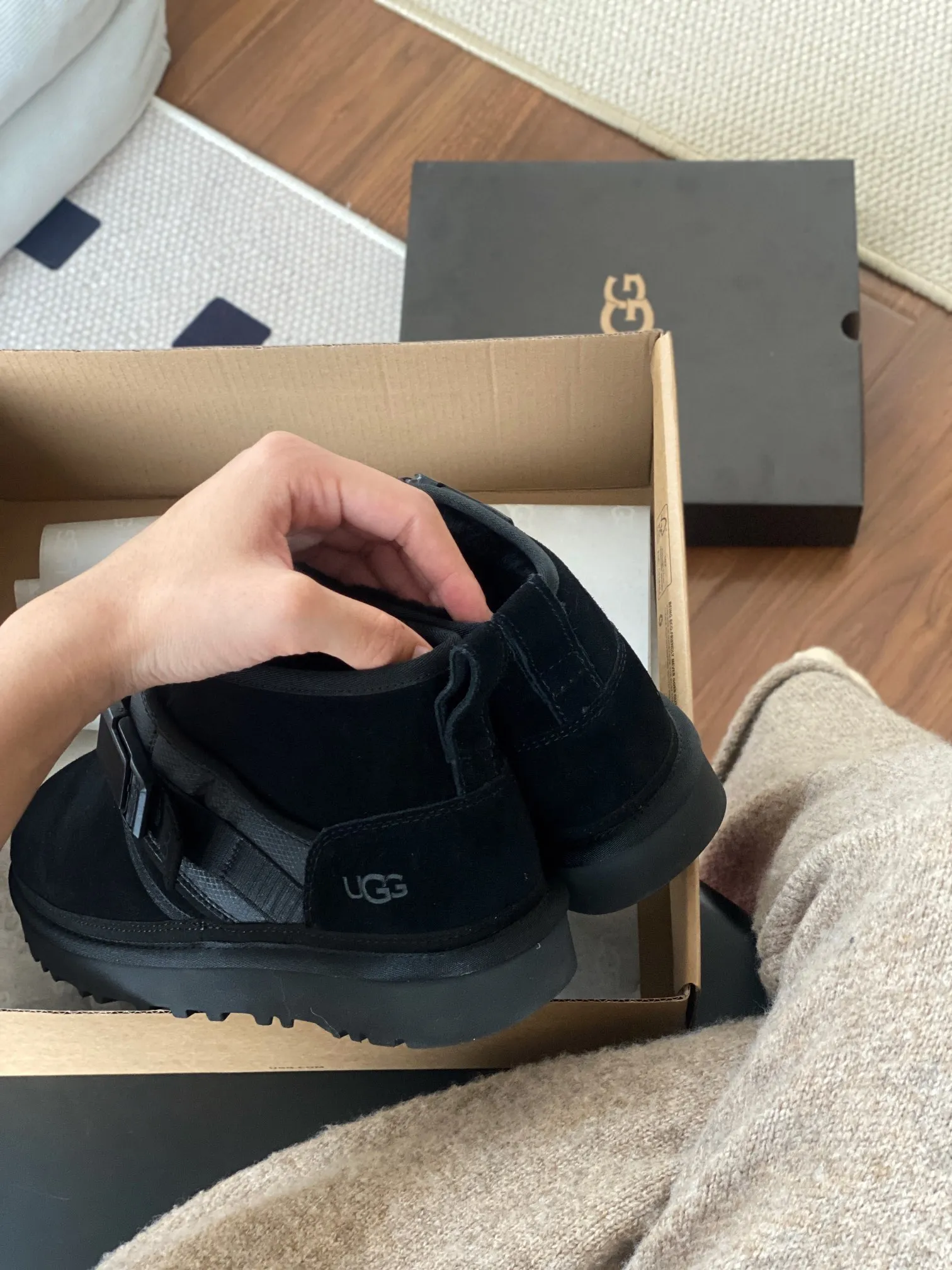 [UGG] P: 580💰 Men's model. Size: 39-44 UGG men's snow boots and wool shoes. The most popular style is now available, Neumel Snapback (buckle style). Material: cowhide➕sheep fur. Outsole: rubber (light wing technology) light! light! light! Super waterproof and available in 3⃣️ colors.